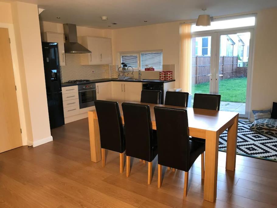 Nice House + Car Parking + Close To The City Centre *